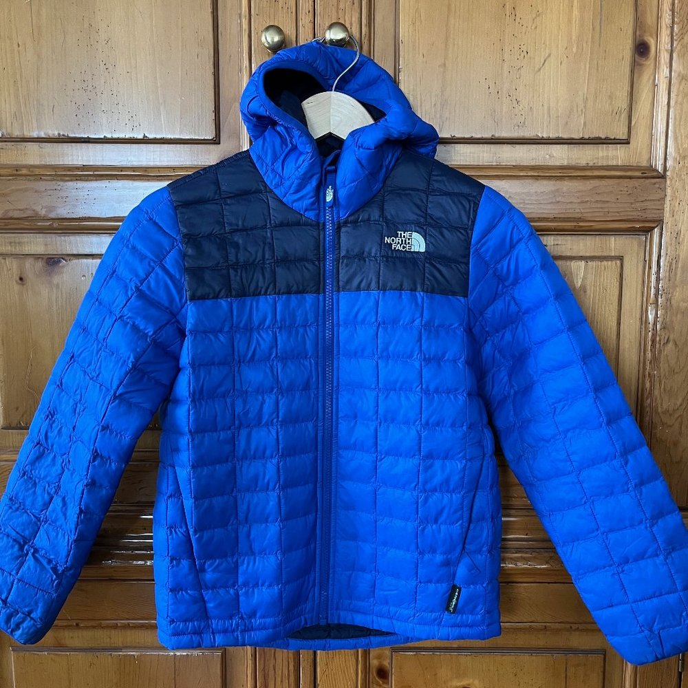 THE NORTH FACE - THERMOBALL ECO HOODIE JACKET - TNF BLUE - BOYS MEDIUM 10-12 EUC